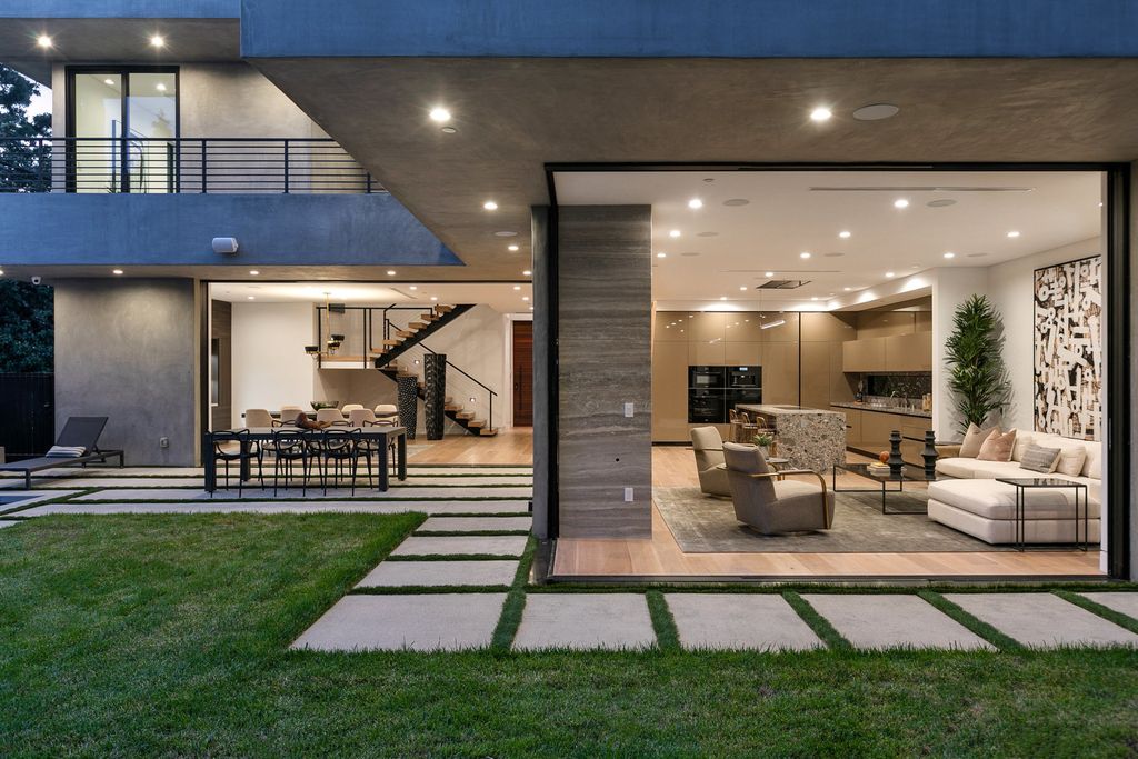 The Modern Home in Los Angeles is an exquisite warn new construction residence offers an array of earthy elements now available for sale. This home located at 5554 Green Oak Dr, Los Angeles, California