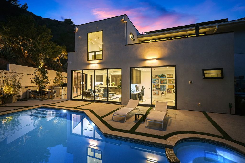 The Pacific Palisades Home rests upon a rare 2.27 acre parcel of land at the top of a cul-de-sac with expansive hillside and city views now available for sale. This home located at 1463 Floresta Pl, Pacific Palisades, California