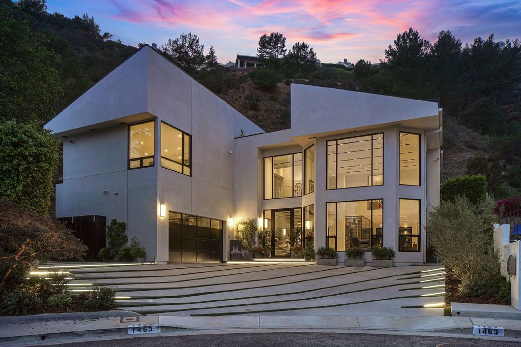 The Pacific Palisades Home rests upon a rare 2.27 acre parcel of land at the top of a cul-de-sac with expansive hillside and city views now available for sale. This home located at 1463 Floresta Pl, Pacific Palisades, California