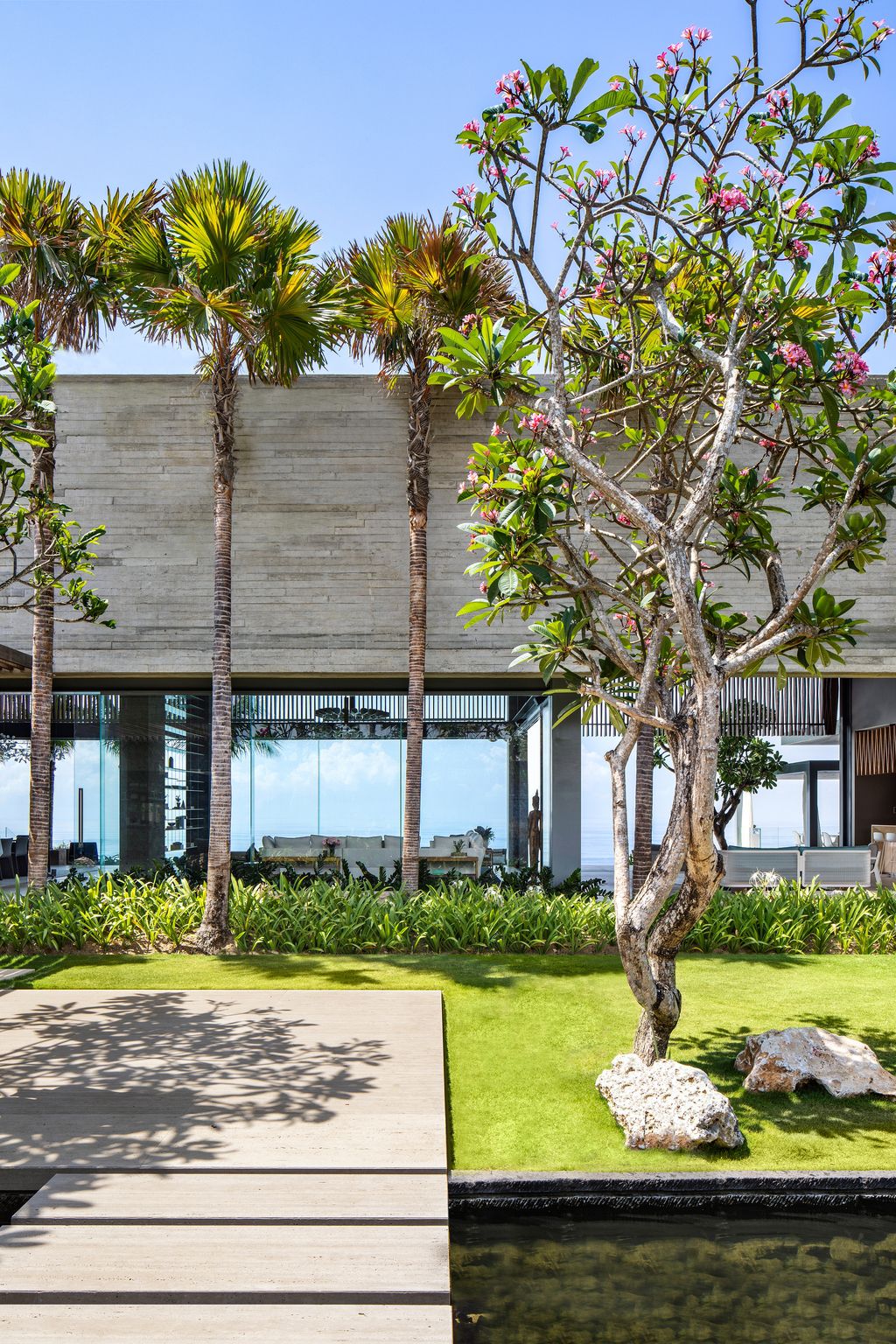 Uluwatu house, Luxurious Resort-inspired home Atop cliff in Bali by SAOTA