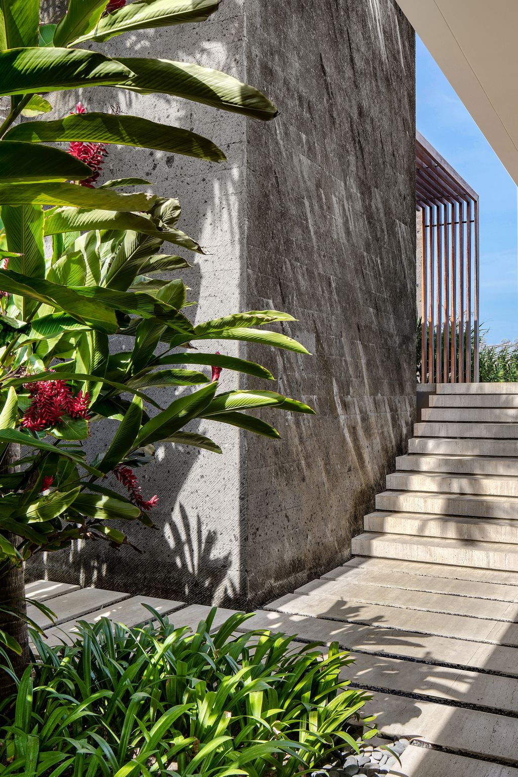 Uluwatu-house-Luxurious-Resort-inspired-home-Atop-cliff-in-Bali-by-SAOTA-15