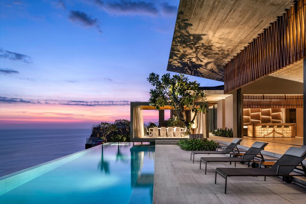 Uluwatu house, Luxurious Resort-inspired home Atop cliff in Bali by SAOTA