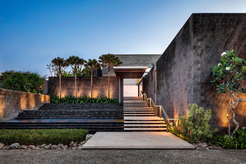 Uluwatu house, Luxurious Resort-inspired home Atop cliff in Bali by SAOTA