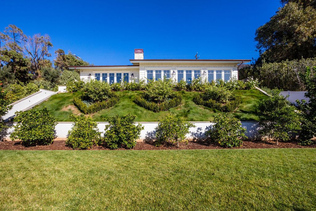 The Retreat in Malibu is a newly-constructed gated and private bluff-top property with panoramic ocean views now available for sale. This home located at 33740 Pacific Coast Hwy, Malibu, California