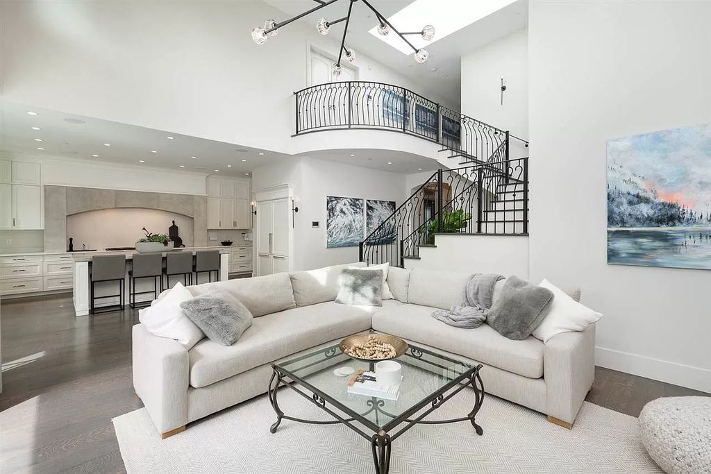 The Understated Elegance Villa in West Vancouver is a gorgeous builder's own home now available for sale. This home located at 915 Sinclair St, West Vancouver, BC V7V 3W1, Canada