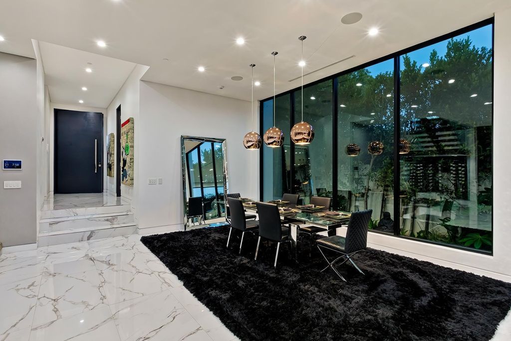 A-4295000-Sophisticated-Resort-like-Home-in-Los-Angeles-comes-with-Chic-Aesthetic-9