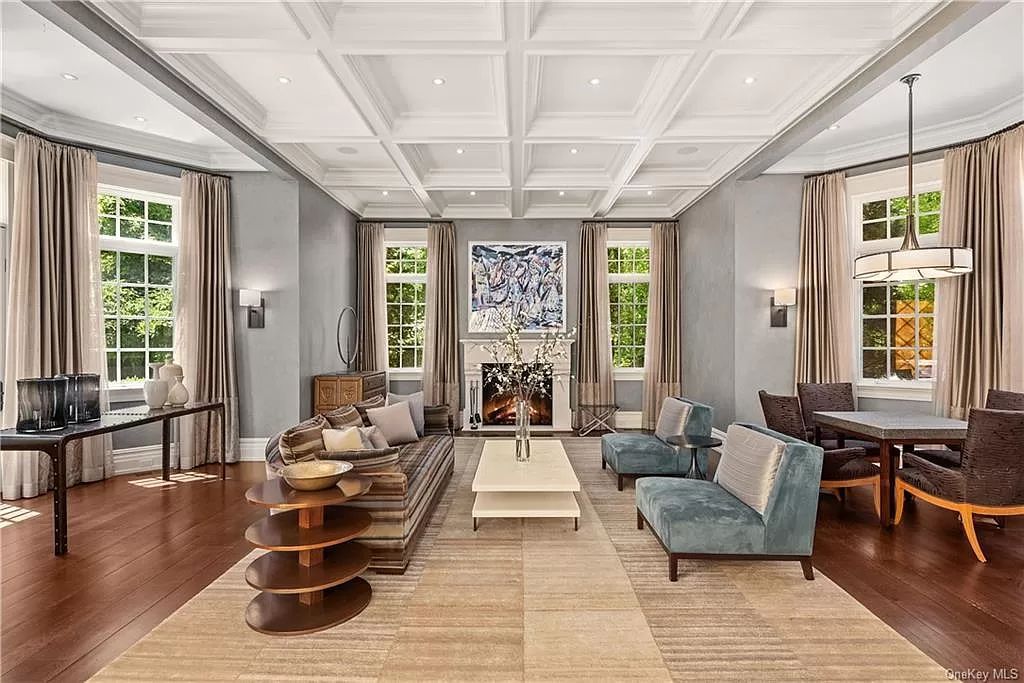 A $6,895,000 Magnificent New York residence has fabulous in ground pool