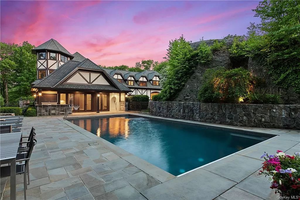 A $6,895,000 Magnificent New York residence has fabulous in ground pool