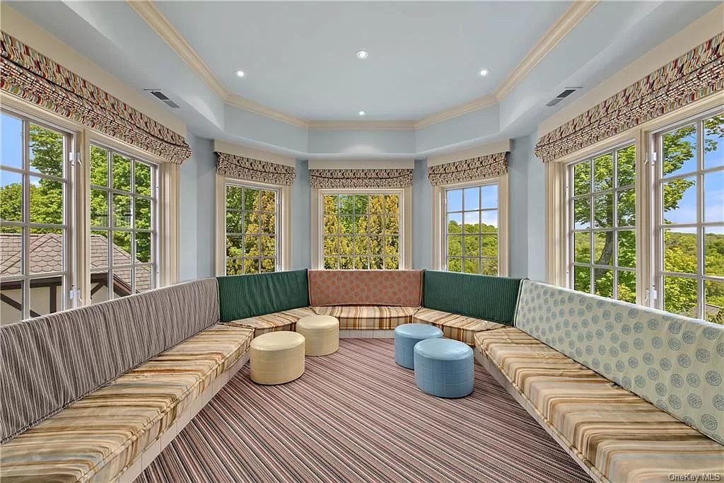 A $6,895,000 Magnificent New York residence has fabulous in ground pool