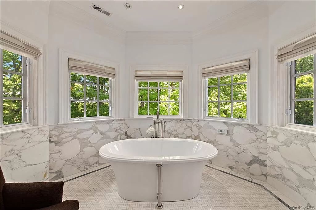 A $6,895,000 Magnificent New York residence has fabulous in ground pool