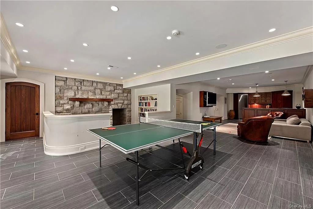 A $6,895,000 Magnificent New York residence has fabulous in ground pool