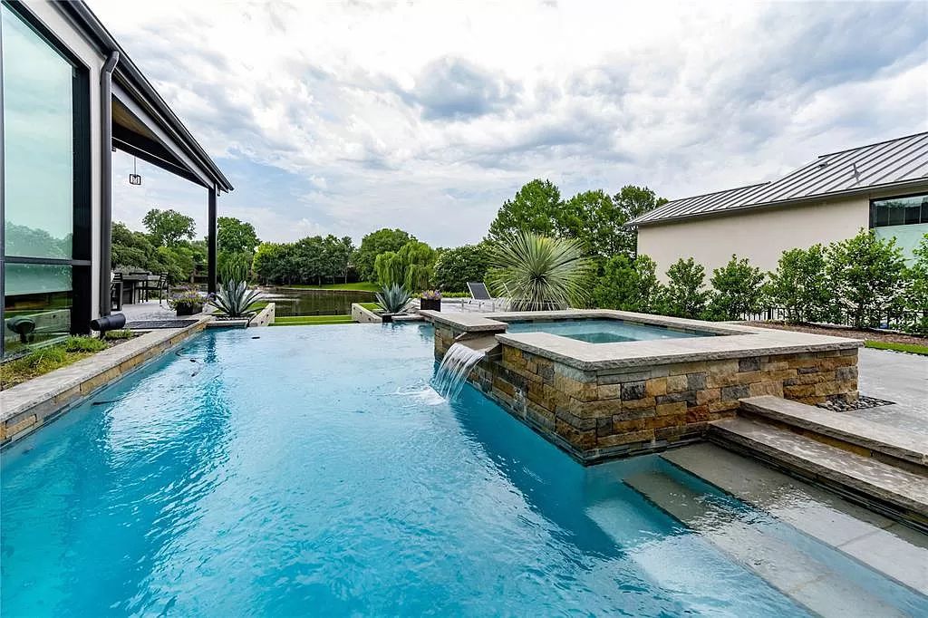 The Home in Dallas is a modern lake front property has breathtaking view to infinity edge pool, private lake and state of the art Lutron lighting now available for sale. This home located at 6263 Forest Ln, Dallas, Texas