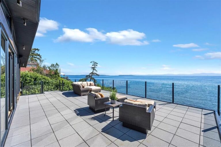 A Cordova Bay Waterfront House in Saanich That Will Make You Say Wow