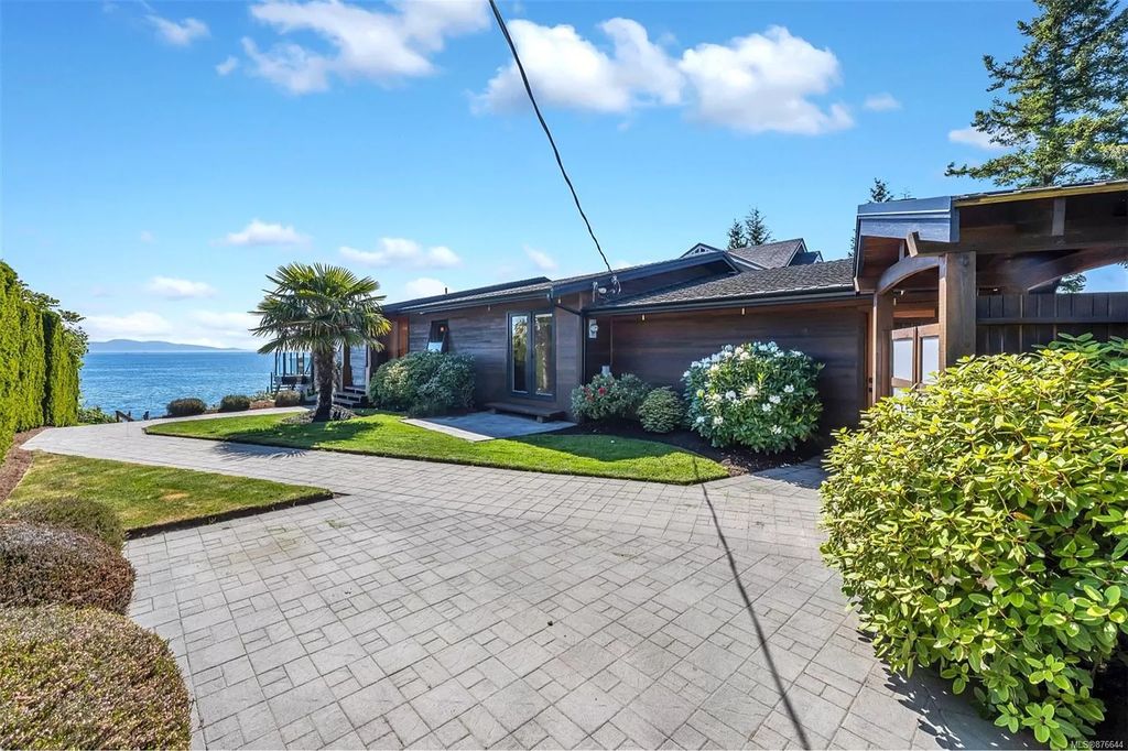 A-C3750000-Cordova-Bay-Waterfront-House-in-Saanich-That-Will-Make-You-Say-Wow-12