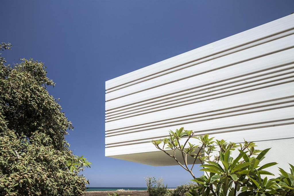 A House by The Sea Features Stripy Aluminium Walls by Pitsou Kedem
