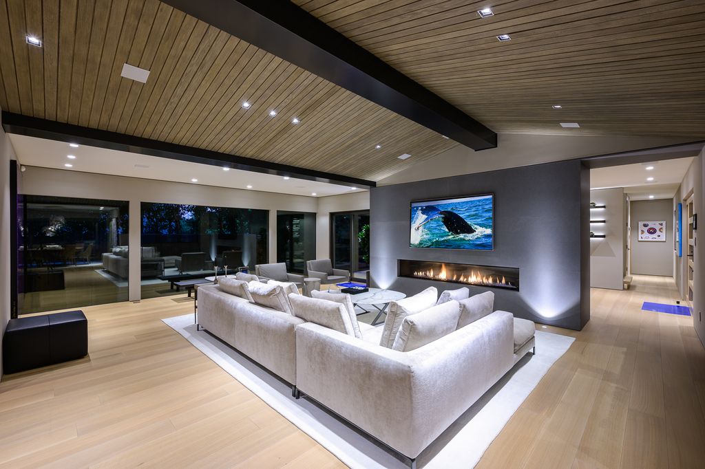 The Los Angeles Home is a chic property is located in the prime Bird Streets offers a wonderful indoor outdoor entertainment flow now available for sale. This home located at 8808 Thrasher Ave, Los Angeles, California