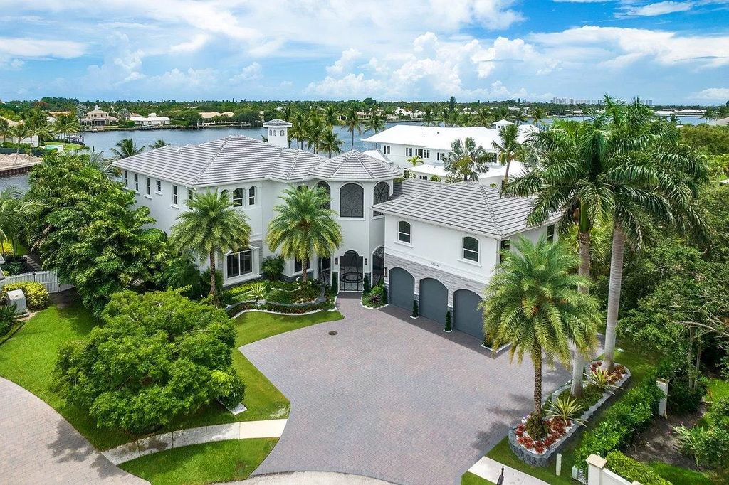 A-Traditional-Waterfront-Home-in-North-Palm-Beach-with-Panoramic-Water-Views-asks-for-7950000-1