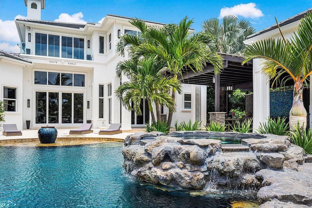 A-Traditional-Waterfront-Home-in-North-Palm-Beach-with-Panoramic-Water-Views-asks-for-7950000-14