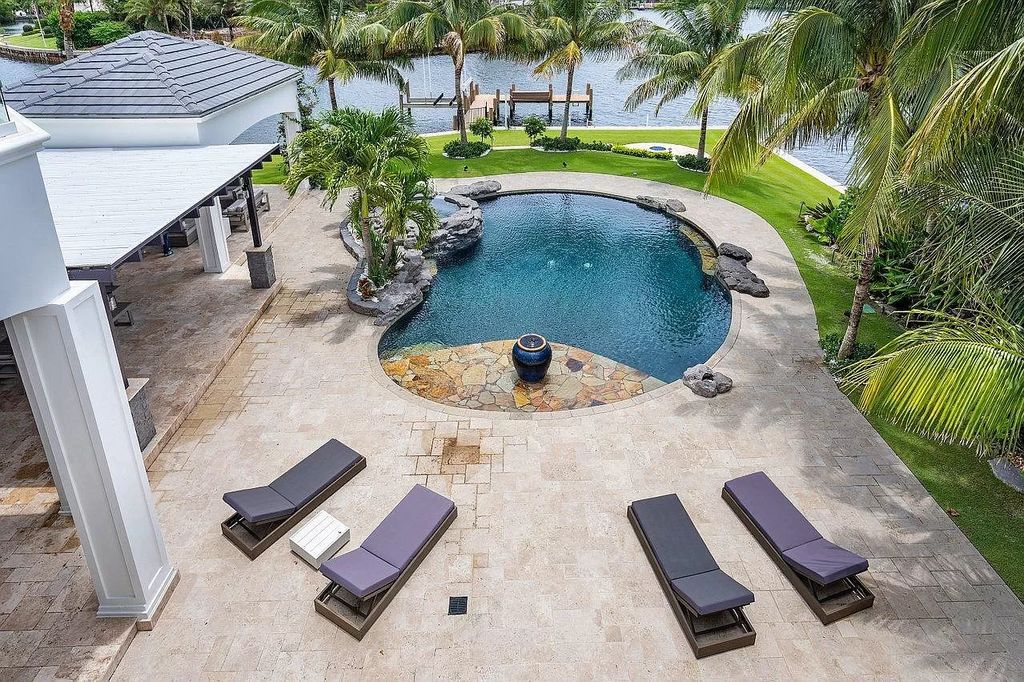 A-Traditional-Waterfront-Home-in-North-Palm-Beach-with-Panoramic-Water-Views-asks-for-7950000-19