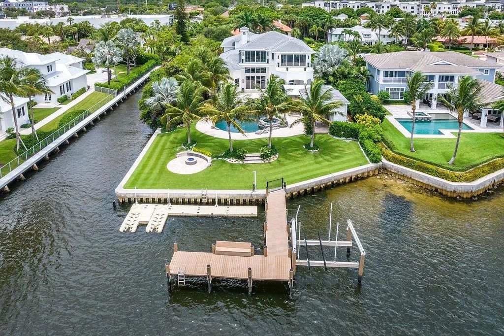 A-Traditional-Waterfront-Home-in-North-Palm-Beach-with-Panoramic-Water-Views-asks-for-7950000-21