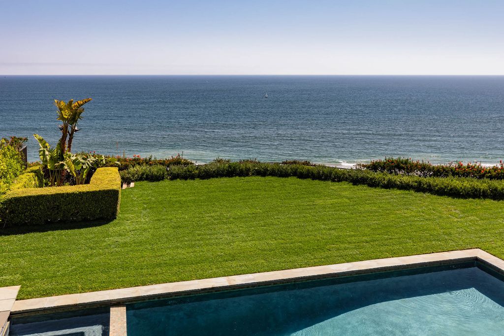An-Iconic-Traditional-Home-in-Pacific-Palisades-listed-for-37500000-3