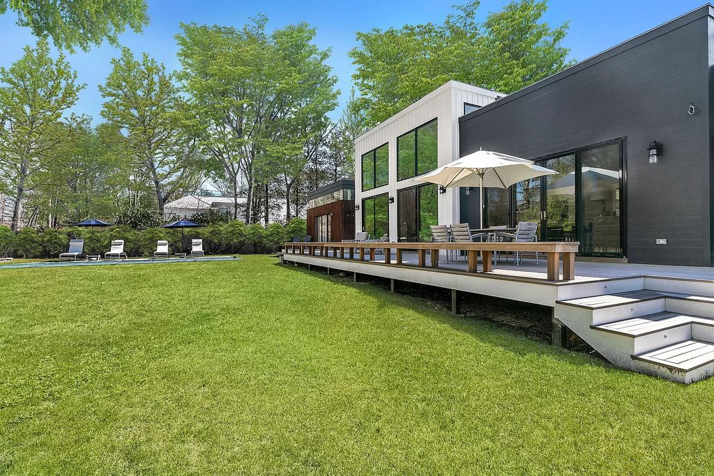 An dramatic New York estate in East Hampton with finest ocean and bay listed for $4,500,000