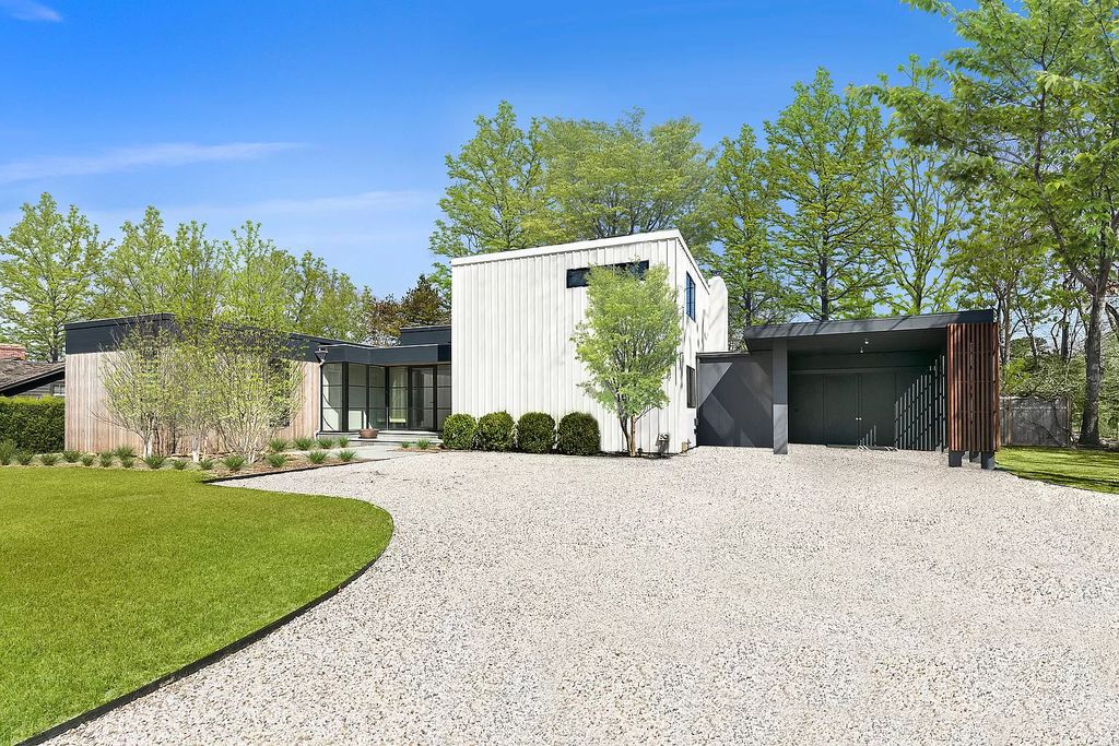 An dramatic New York estate in East Hampton with finest ocean and bay listed for $4,500,000