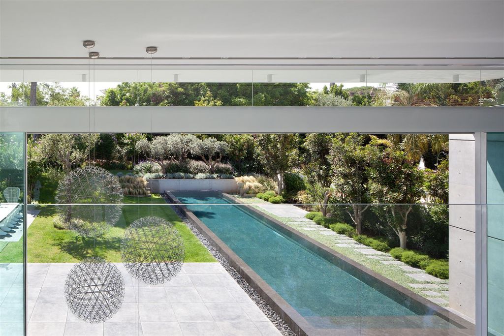 Beautiful-Ramat-Hasharon-House-in-Israel-by-Pitsou-Kedem-Architects-10