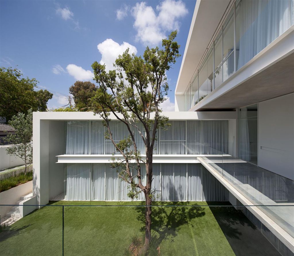 Beautiful Ramat Hasharon House in Israel by Pitsou Kedem Architects