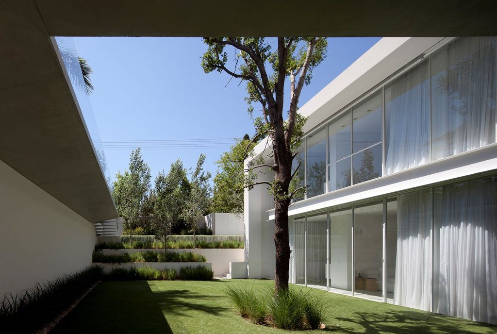 Beautiful Ramat Hasharon House in Israel by Pitsou Kedem Architects