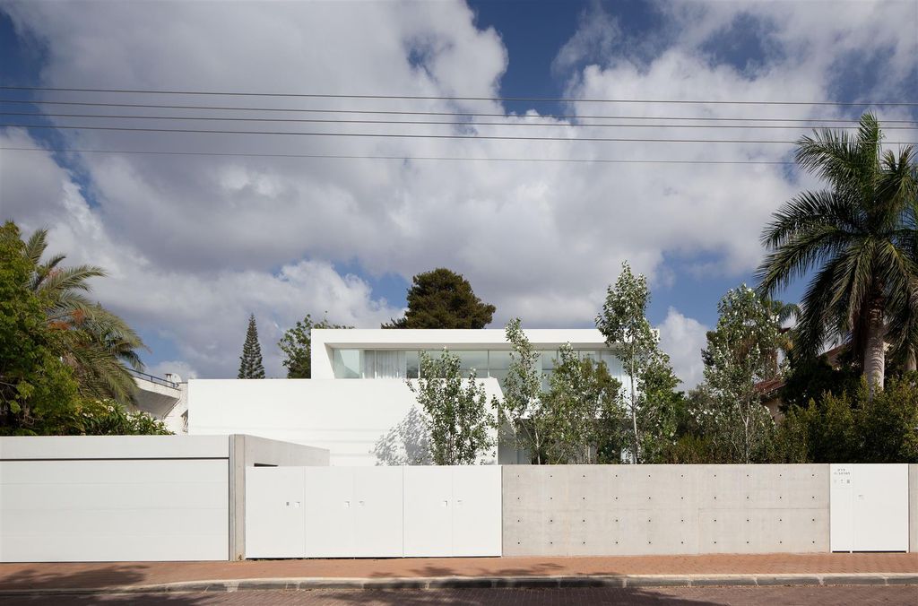 Beautiful Ramat Hasharon House in Israel by Pitsou Kedem Architects