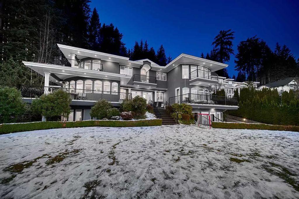 The Beautifully Renovated House in West Vancouver is designed by the amazing David Christopher now available for sale. This home located at 225 Normanby Cres, West Vancouver, BC V7S 1K6, Canada