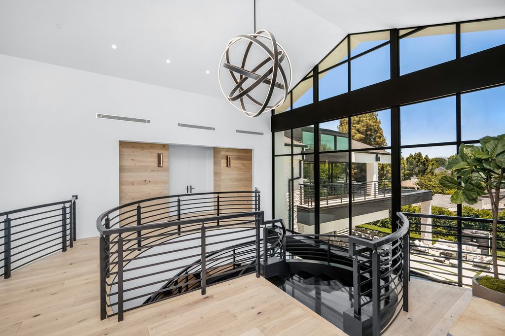 Brand-New-unique-Home-in-Los-Angeles-with-spiraling-staircase-comes-to-Market-at-5995000-11