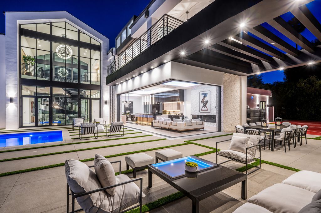 Brand-New-unique-Home-in-Los-Angeles-with-spiraling-staircase-comes-to-Market-at-5995000-2