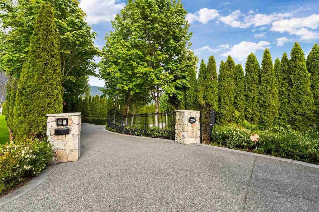C9980000-Magnificent-Mansion-in-West-Vancouver-Features-Spectacular-Ocean-City-View-9