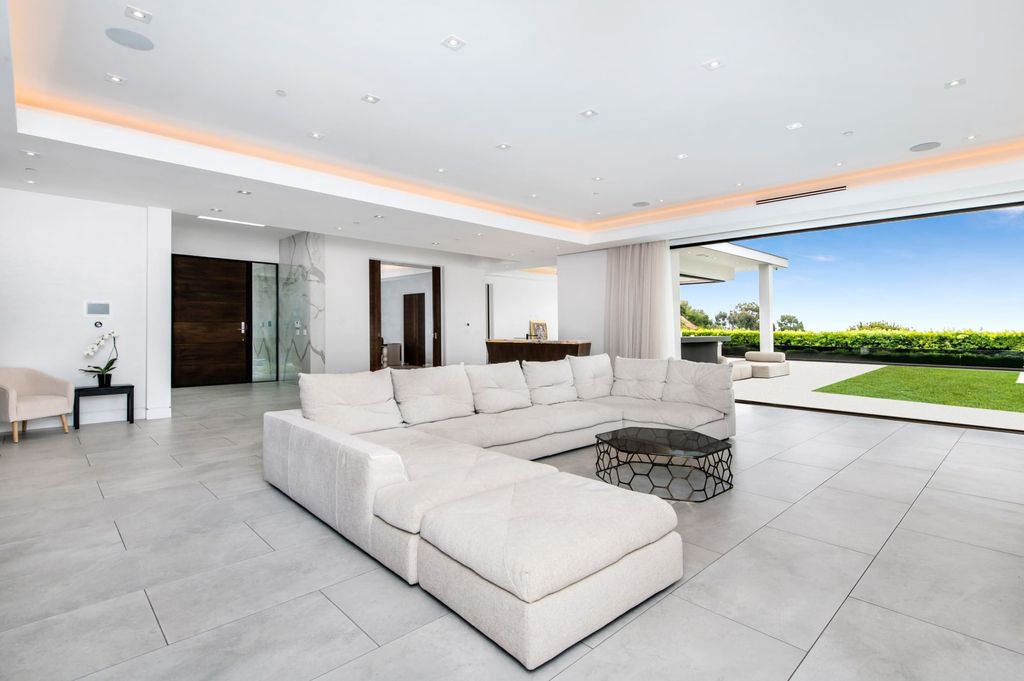 Contemporary-Home-in-the-most-prestigious-enclave-of-Beverly-Hills-listed-for-14900000-2