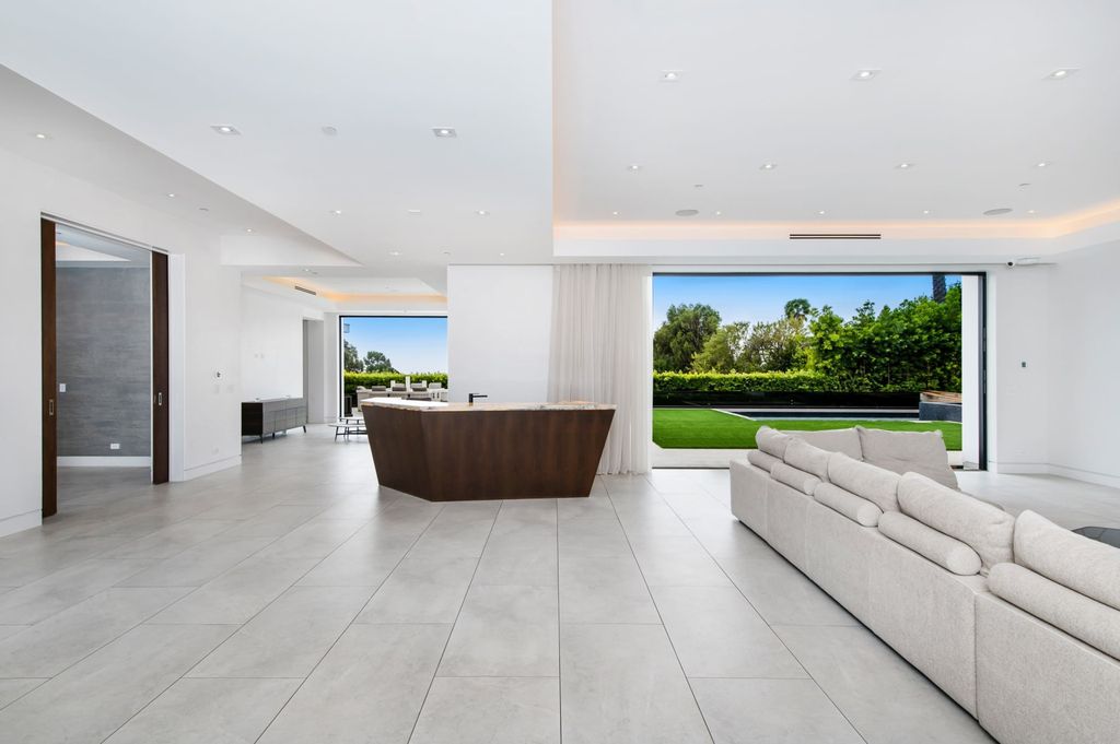 Contemporary-Home-in-the-most-prestigious-enclave-of-Beverly-Hills-listed-for-14900000-4