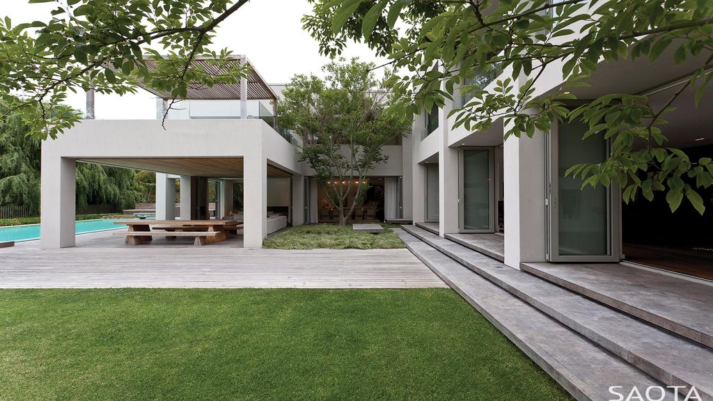 Elegant Silverhurst House, a Modern country Villa in Cape Town by SAOTA 