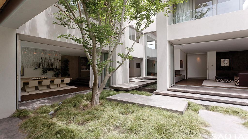 Elegant Silverhurst House, a Modern country Villa in Cape Town by SAOTA 