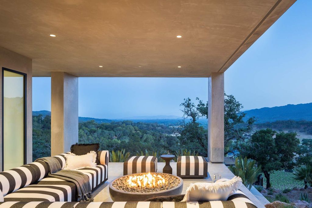The Glen Ellen Modern Home is a 15-acre hillside Sonoma Valley property in a classic California setting with dramatic views now available for sale. This home located at 500 Aurora Ln, Glen Ellen, California
