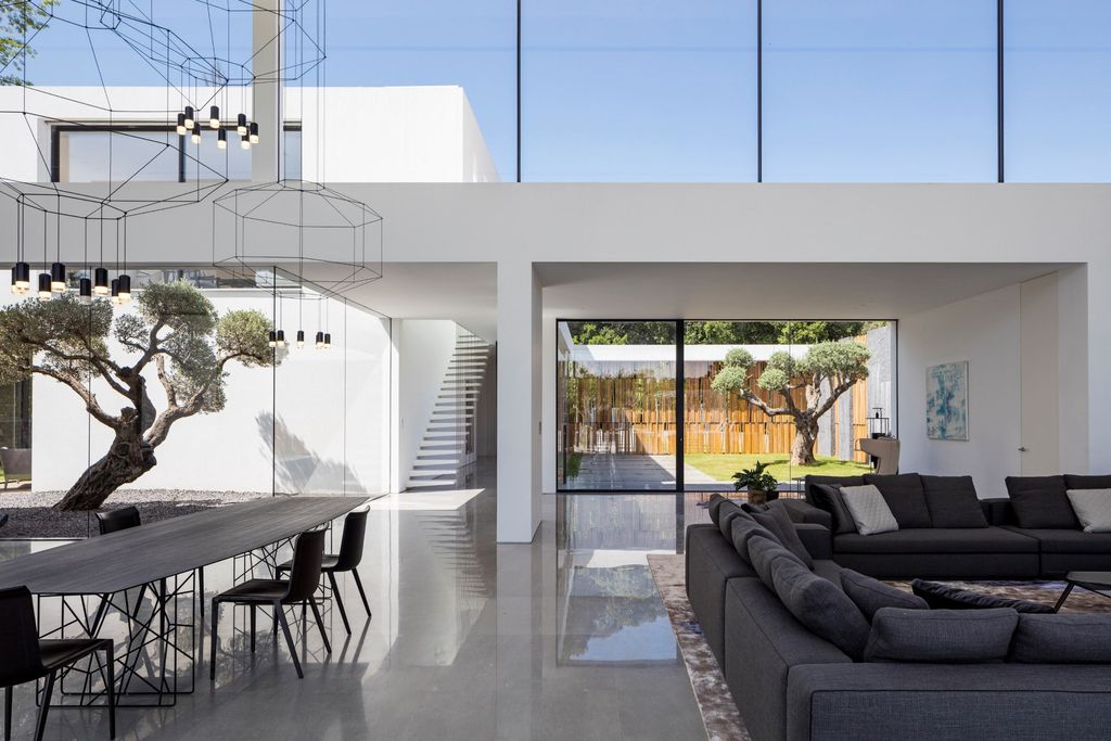 F House, An Opulent up-to-date Residence by Pitsou Kedem Architects