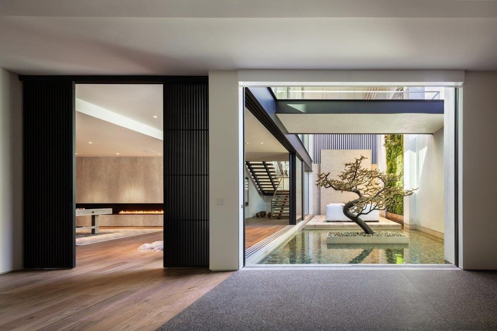 Laurel Way House, A Brand New Modern Trophy Estate by Mcclean Design