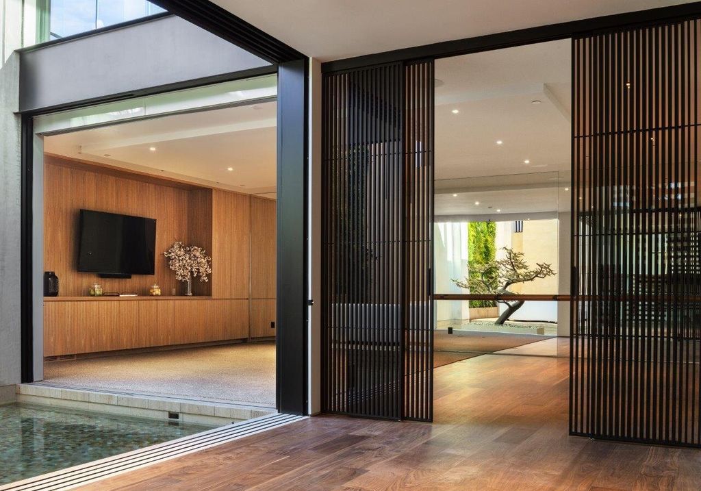 Laurel Way House, A Brand New Modern Trophy Estate by Mcclean Design