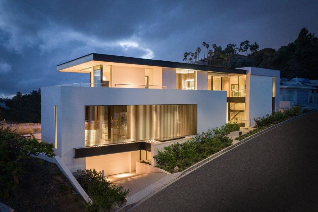 Laurel Way House, A Brand New Modern Trophy Estate by Mcclean Design