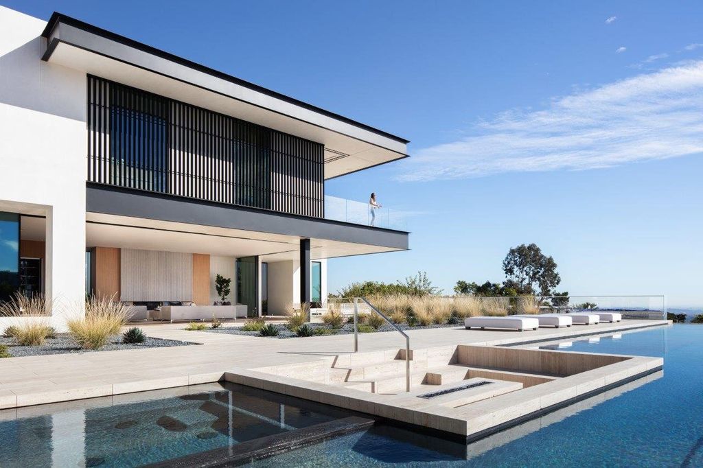 Laurel Way House, A Brand New Modern Trophy Estate by Mcclean Design