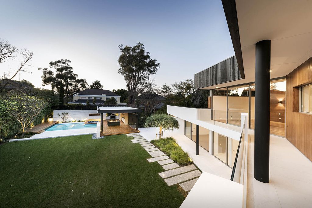 Luxurious Dalkeith Residence in Australia by Hillam Architects