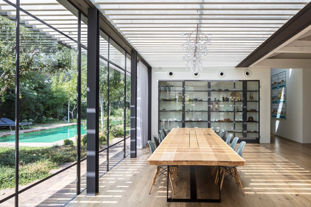 M3-House-a-Fully-Glazed-Walls-and-Covered-Walkways-by-Pitsou-Kedem-16