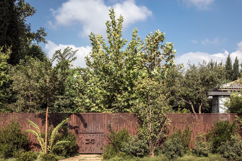 M3 House, a Fully Glazed Walls and Covered Walkways by Pitsou Kedem