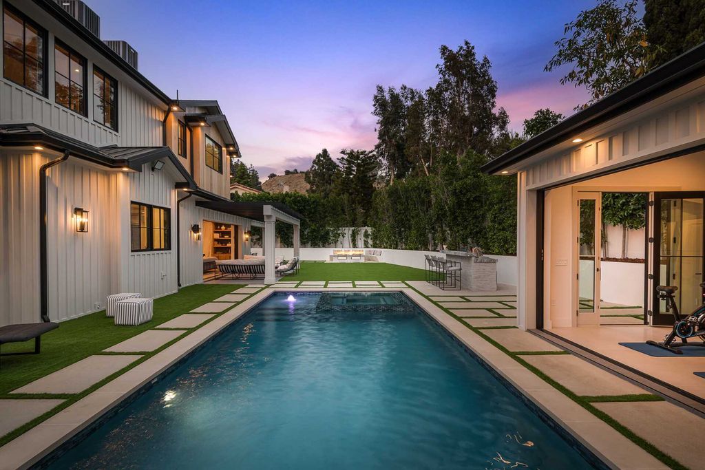 The Farmhouse in Los Angeles is a newly constructed modern property with sweeping views of the iconic Hollywood Sign now available for sale. This home located at 6310 Mirror Lake Dr, Los Angeles, California