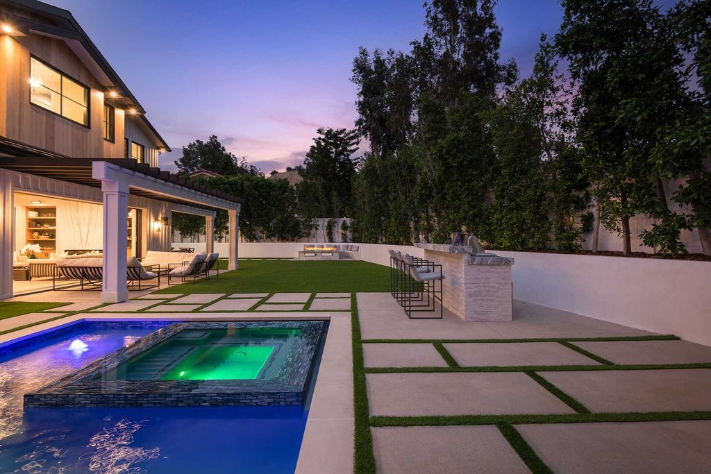 The Farmhouse in Los Angeles is a newly constructed modern property with sweeping views of the iconic Hollywood Sign now available for sale. This home located at 6310 Mirror Lake Dr, Los Angeles, California